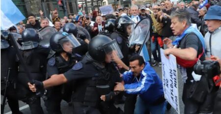 Tensión frente al Congreso: Policía y Gendarmería reprimen a jubilados e hinchas imagen-26