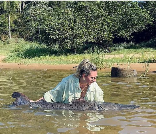 Dos primas eldoradenses pescaron y devolvieron al río un surubí de 55 kilos en Corrientes imagen-4