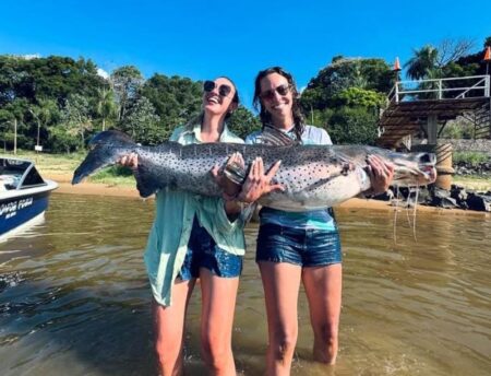 Dos primas eldoradenses pescaron y devolvieron al río un surubí de 55 kilos en Corrientes imagen-2