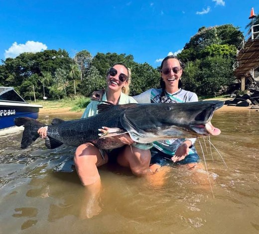 Dos primas eldoradenses pescaron y devolvieron al río un surubí de 55 kilos en Corrientes imagen-2