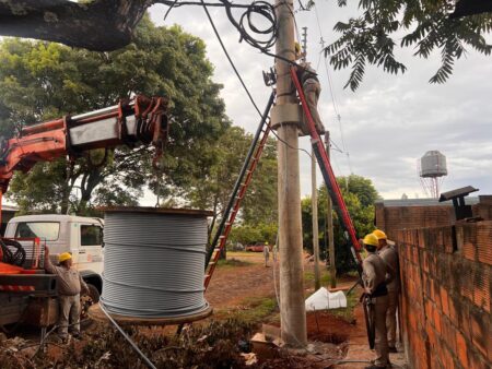 Energía de Misiones fortaleció el servicio eléctrico en el barrio Santa Cecilia de Candelaria imagen-13