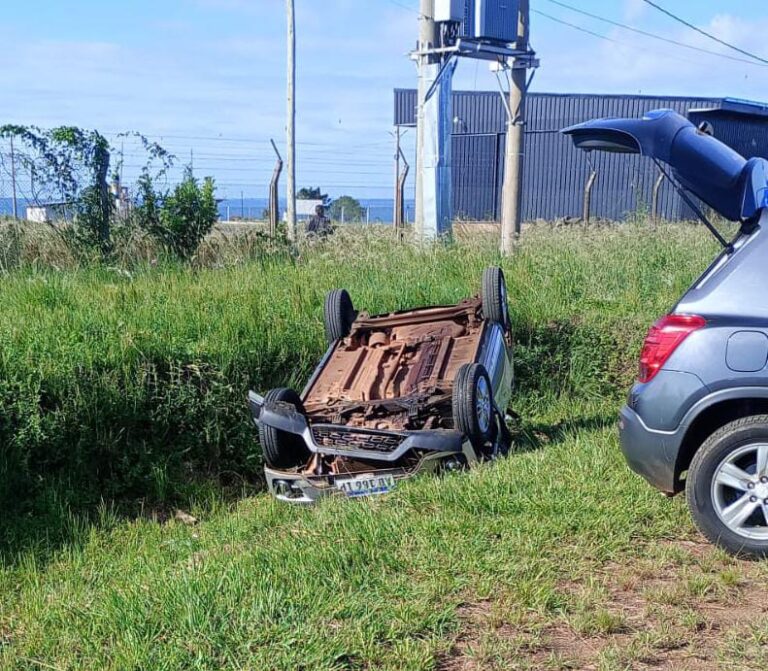 Despiste y vuelco vehicular cerca del Parque Industrial Posadas imagen-27