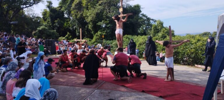 San Javier: Más de 10 mil peregrinos colmaron el Cerro Monje en un Viernes Santo de fe, devoción y emoción imagen-50
