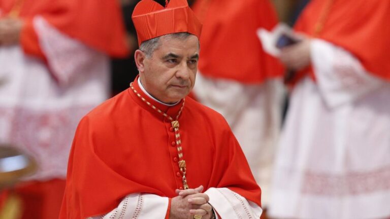 Angelo Becciu, el cardenal vetado por el papa Francisco, renunció a participar en el cónclave imagen-34
