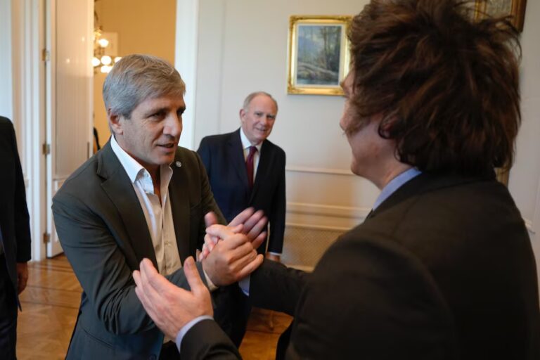 El Gobierno prometió que el Banco Central no va a intervenir en el mercado y se aceleró el desplome del dólar imagen-3