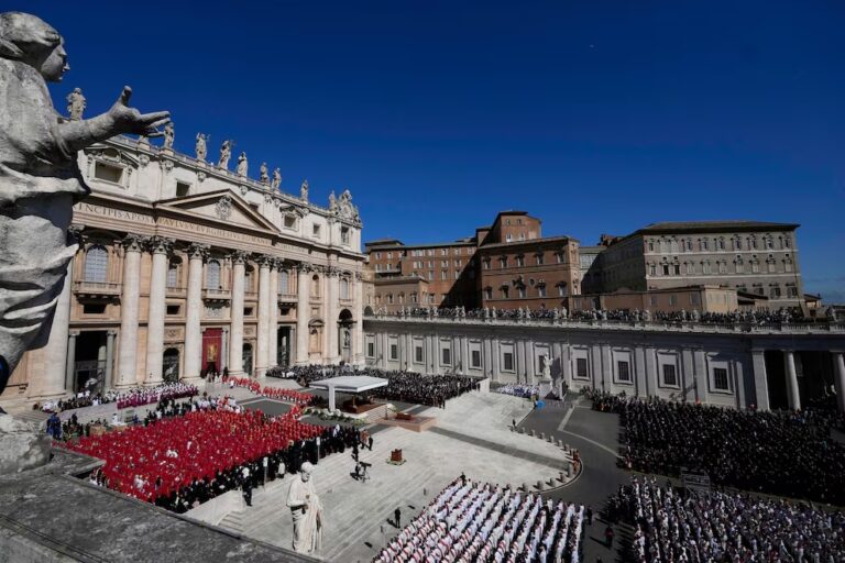 En Roma, el poder rindió tributo a la autoridad: gran reconocimiento de líderes al papa Francisco en su multitudinario funeral imagen-6