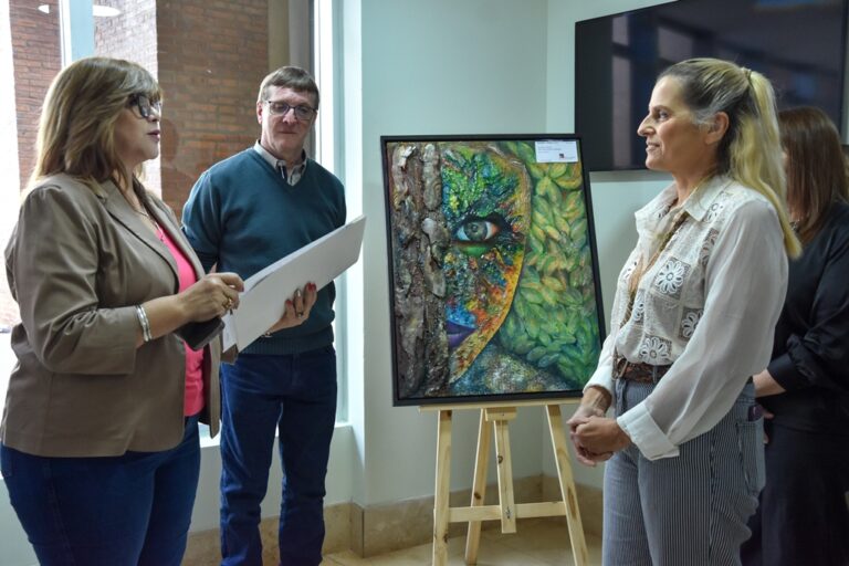 Una mirada compasiva: Liz Pokolenko expone en la Galería de la Cámara imagen-33