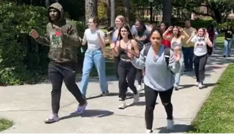 Tiroteo en la Universidad Estatal de Florida: dos muertos y cinco heridos imagen-36