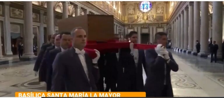 El féretro del papa Francisco llegó a la basílica de Santa María la Mayor imagen-40