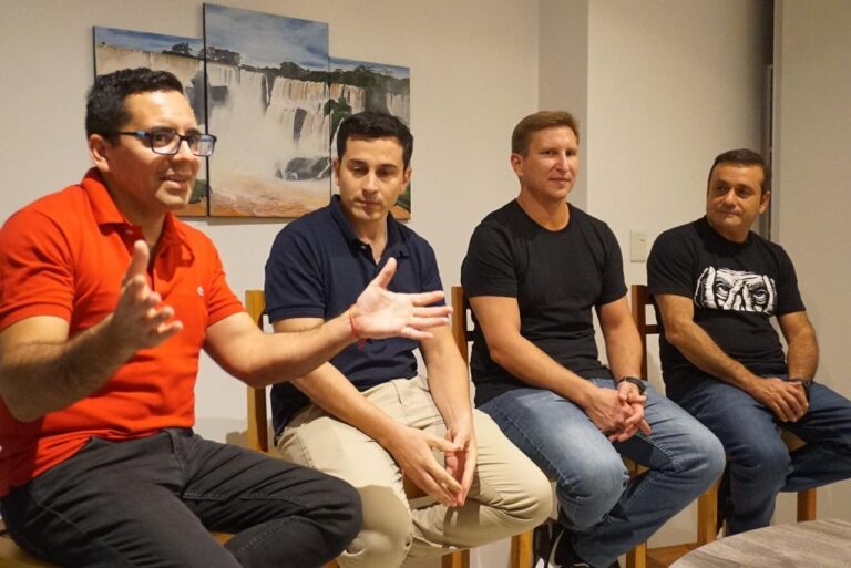 Con "espíritu de consenso y futuro", el espacio político del concejal posadeño Pablo Velázquez recibió a Herrera Ahuad y Macías en su sede partidaria imagen-45