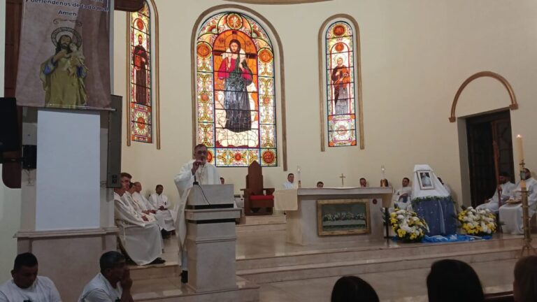 "Francisco, un hombre de gestos concretos y sencillez, un líder que estuvo en medio nuestro", destacó el obispo Martínez imagen-37