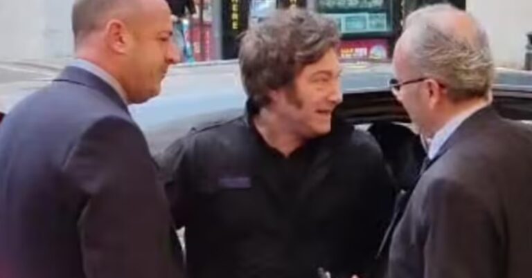 Javier Milei descalificó a la prensa por criticar su llegada tarde a la despedida del Papa Francisco imagen-50