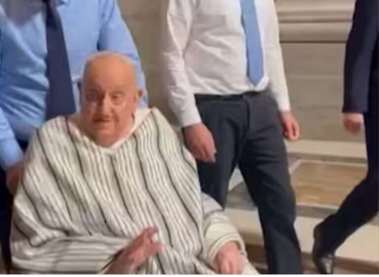 Otra sorpresa del Papa: visitó la Basílica de San Pedro sin su hábito talar blanco imagen-19