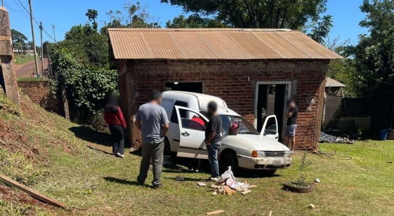 Automovilista se quedó sin frenos, chocó una moto y finalizó contra una casa lesionado a una joven madre imagen-36