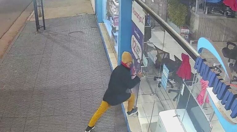 Atraparon a un ladrón que robó celulares tras romper la puerta de un local de Posadas imagen-29