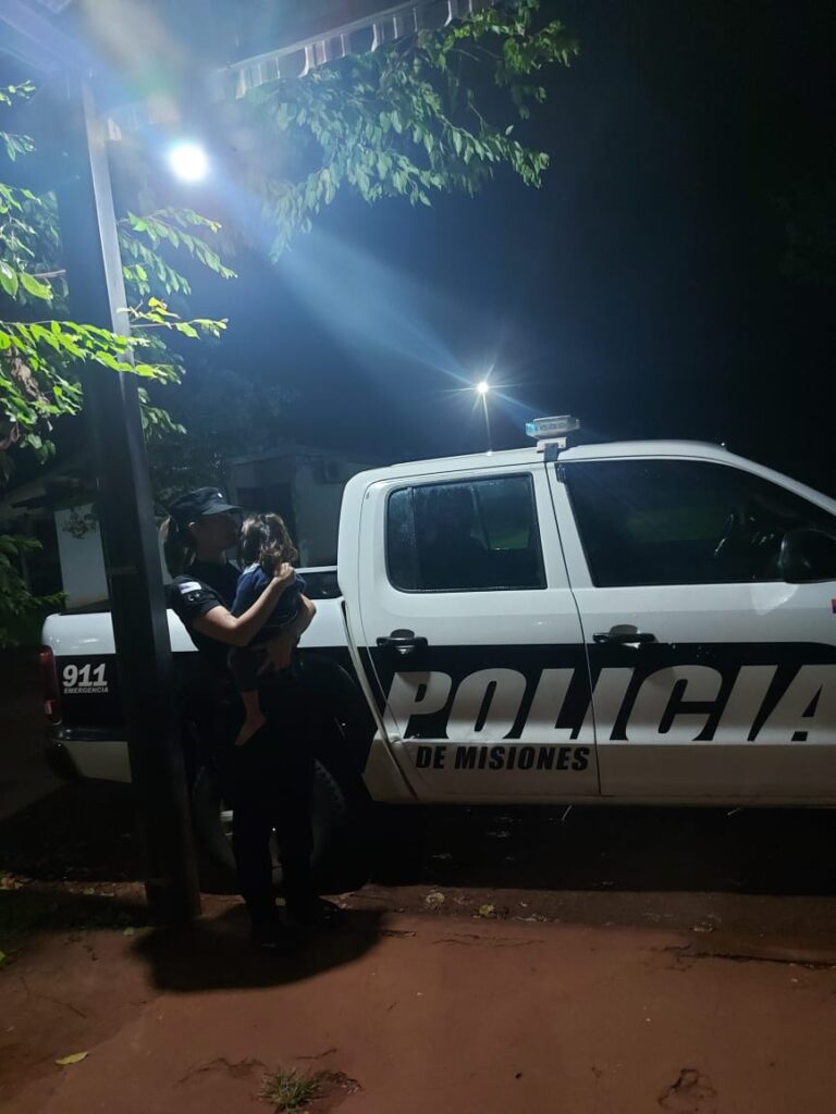 Policías resguardaron a una nena de tres años que fue hallada sola por la calle en plena madrugada imagen-41