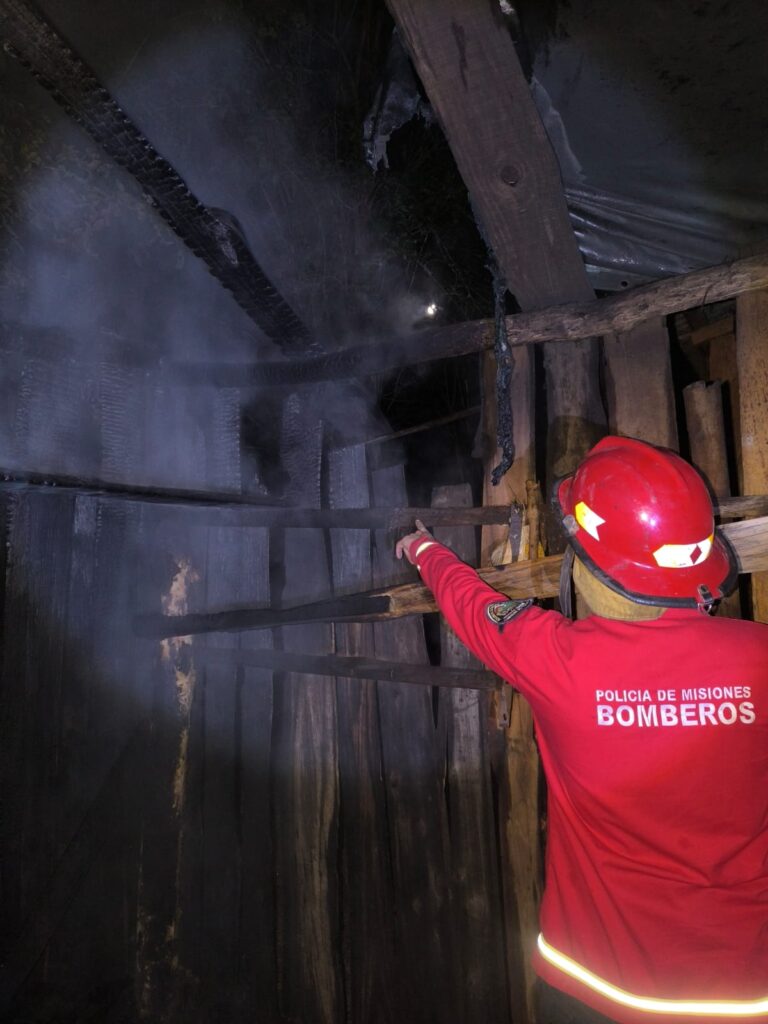 Conflicto vecinal derivó en el incendio de una vivienda en Santa Ana imagen-34