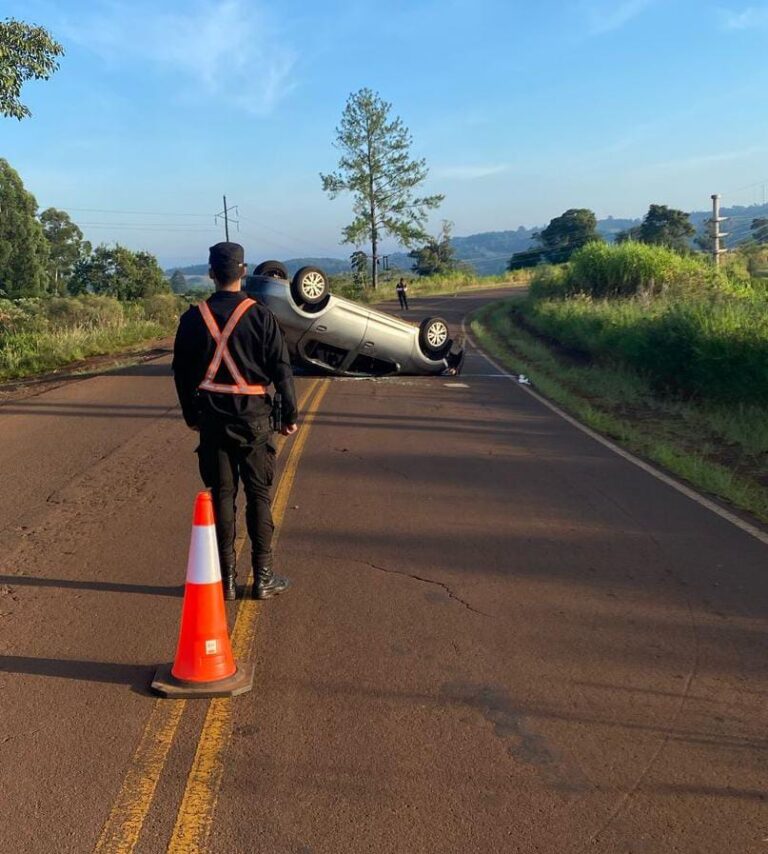 Conductor alcoholizado volcó en El Soberbio, el vehículo quedó invertido sobre la ruta Conductor alcoholizado volcó en El Soberbio, el vehículo quedó invertido sobre la ruta imagen-42