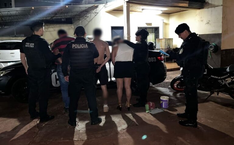 Un hombre fue detenido por desobediencia judicial y su familiares por resistirse al procedimiento y lesionar a dos policías Un hombre fue detenido por desobediencia judicial y su familiares por resistirse al procedimiento y lesionar a dos policías imagen-36