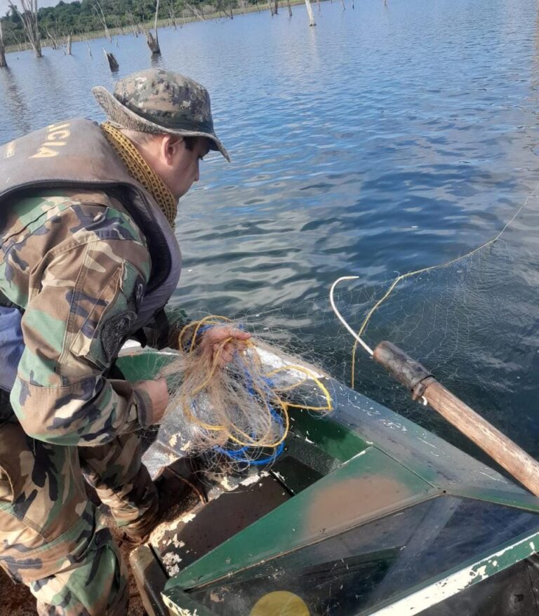 Operativo de control en Semana Santa terminó con el secuestro de redes de pescadores furtivos en el lago Urugua-í imagen-26