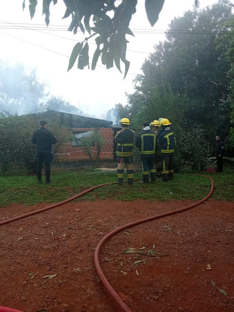 Murió una mujer en un incendio en Jardín América imagen-24