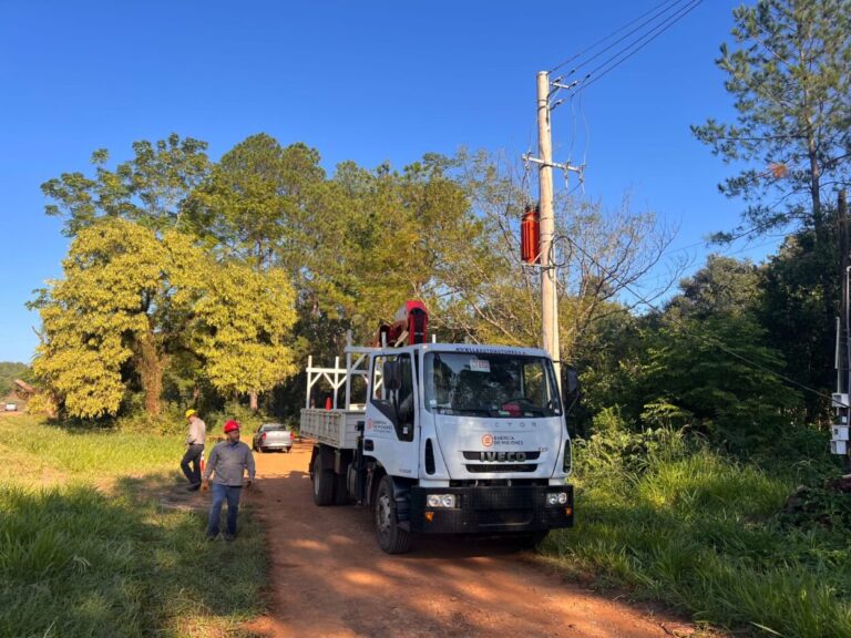 Mejoran servicio eléctrico y alumbrado en Santo Pipó y Jardín América imagen-45