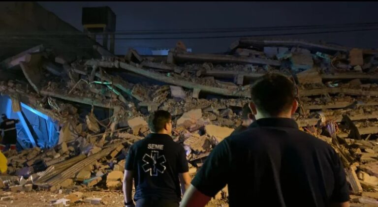 Se derrumbó edificio en obras dejando a dos personas atrapadas en Encarnación imagen-34