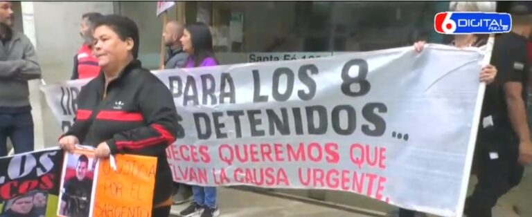 Familiares de los ocho policías detenidos, acusados de sedición, piden celeridad judicial en la causa imagen-29