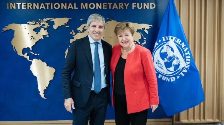 El Gobierno retoma los pagos al FMI y deberá devolver por intereses USD 2.000 millones este año imagen-29