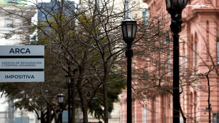 Dólares del colchón: el Gobierno analiza un cambio clave para argentinos que facturan en el exterior imagen-14