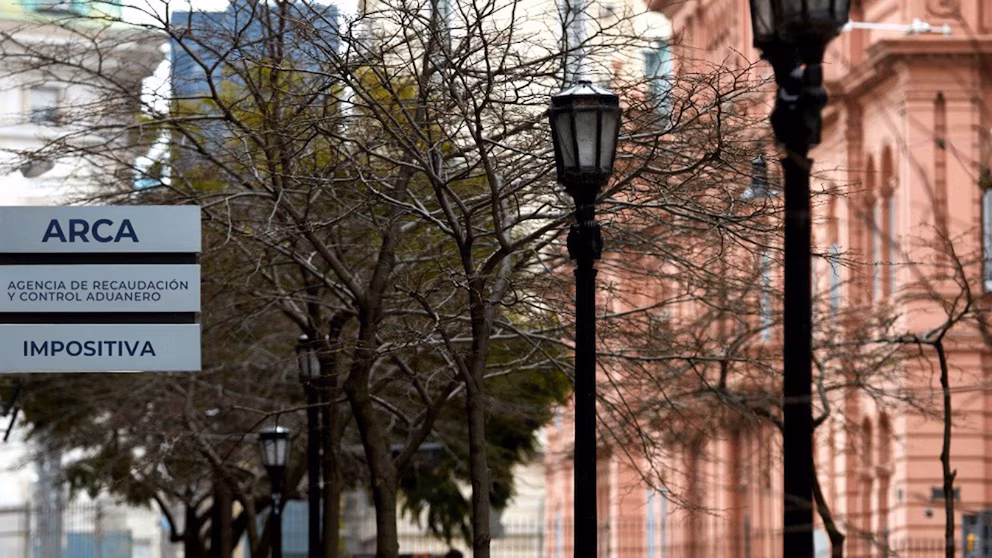 Dólares del colchón: el Gobierno analiza un cambio clave para argentinos que facturan en el exterior Dólares del colchón: el Gobierno analiza un cambio clave para argentinos que facturan en el exterior imagen-1