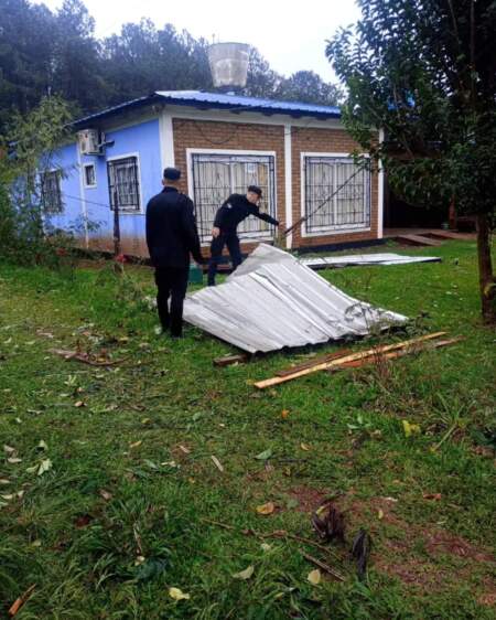 Temporal: asisten a familias afectadas por la tormenta en Posadas imagen-2