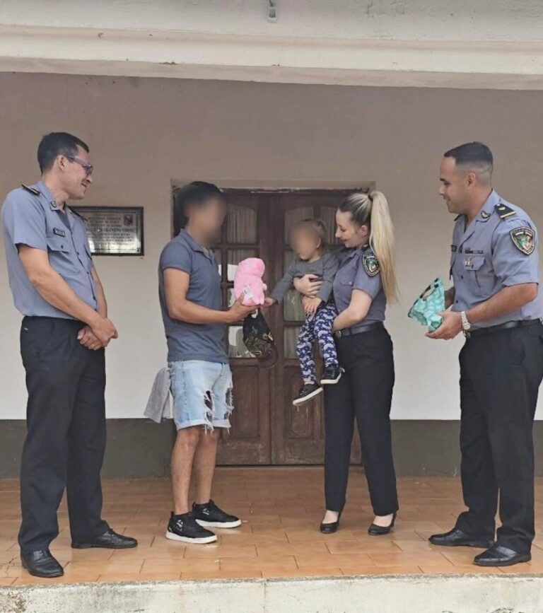 Una nena de 2 años se ahogaba y fue reanimada por policías mientras la llevaban al hospital imagen-22