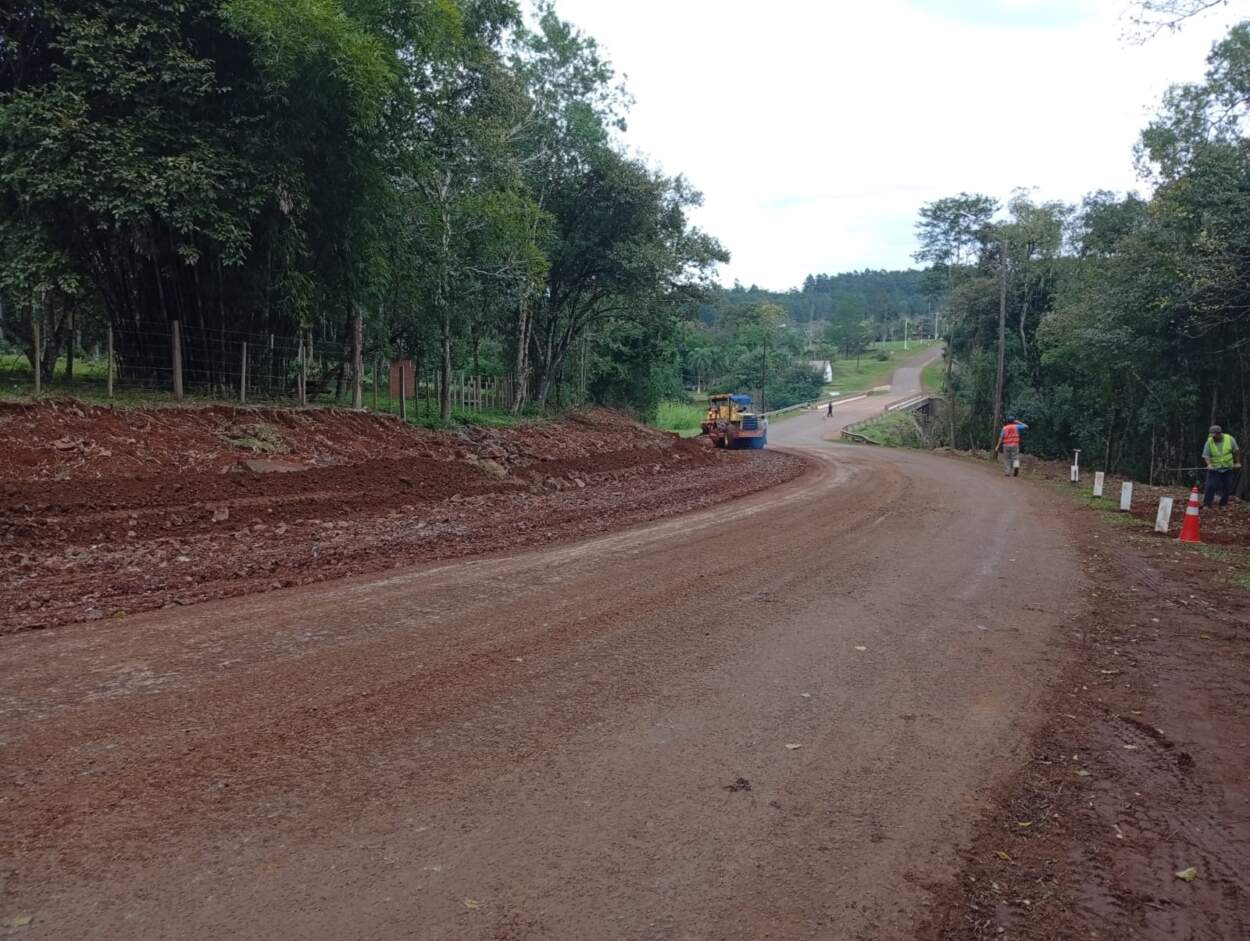 Vialidad avanza con la ampliación de las banquinas de la Ruta Provincial N° 212 imagen-2