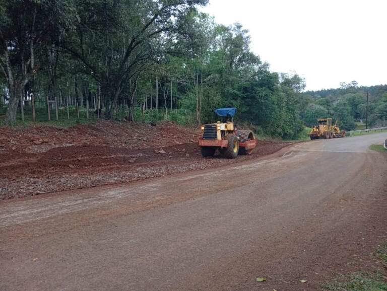 Vialidad avanza con la ampliación de las banquinas de la Ruta Provincial N° 212 imagen-10