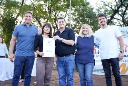 Entregaron 51 títulos de propiedad a familias del barrio Estación, de Apóstoles Entregaron 51 títulos de propiedad a familias del barrio Estación, de Apóstoles imagen-4