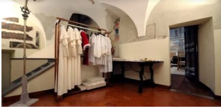 El Vaticano reveló imágenes de la "habitación de las lágrimas" donde el Papa elegido recibirá su investidura imagen-5