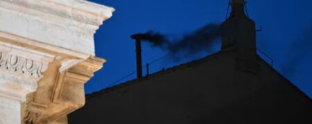 Fumata negra en el primer día de cónclave: los gestos de los cardenales antes de la votación imagen-2