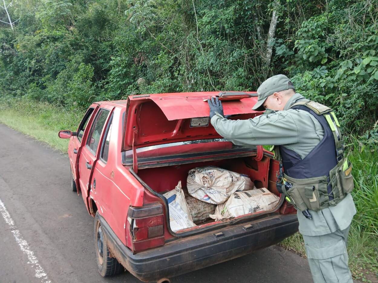 Un hombre abandonó un vehículo cargado con droga cuando vio a gendarmes en un control vial 3 Un hombre abandonó un vehículo cargado con droga cuando vio a gendarmes en un control vial imagen-2