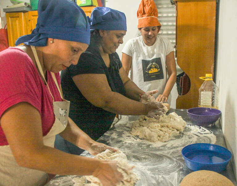 Trabajadoras de la economía popular salen adelante con su Panadería "Artesanal", que funciona en chacra 122 imagen-45