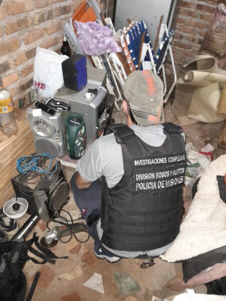 Desbaratan dos centros de acopio de objetos robados en Posadas: un detenido y elementos secuestrados Desbaratan dos centros de acopio de objetos robados en Posadas: un detenido y elementos secuestrados imagen-7