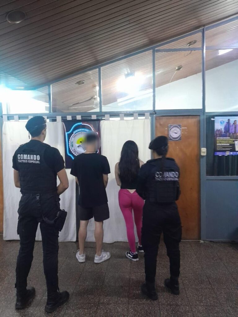 Pareja de presuntos "dealers" fue detenida con LSD y marihuana en Posadas imagen-1