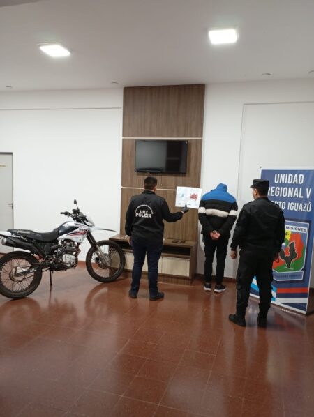 Detienen a un «motodealer» con 26 dosis de cocaína, marihuana y “Tusi” en Puerto Iguazú Detienen a un "motodealer" con 26 dosis de cocaína, marihuana y “Tusi” en Puerto Iguazú imagen-2