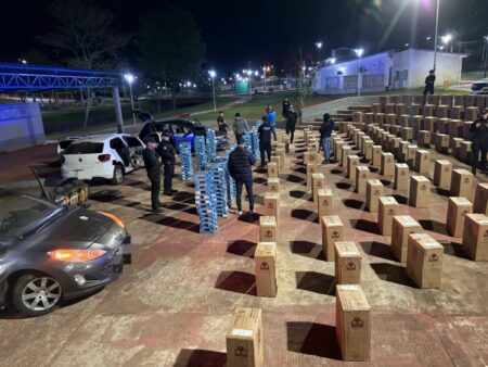 Incautan $400 millones en cigarrillos, dos detenidos y tres vehículos secuestrados, el mayor golpe al contrabando de la Policía en Misiones Incautan $400 millones en cigarrillos, dos detenidos y tres vehículos secuestrados, el mayor golpe al contrabando de la Policía en Misiones imagen-8