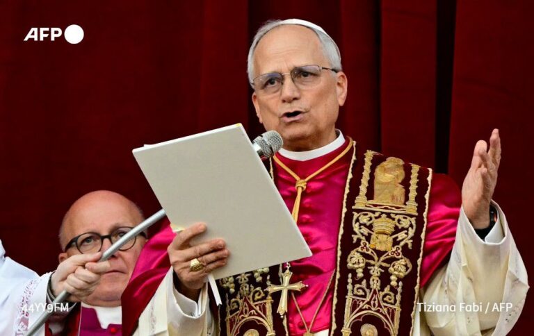 El papa León XIV es el nuevo pontífice, recordó a Francisco, saludó, en español a su diócesis en Perú, y abogó por la paz en el mundo imagen-2