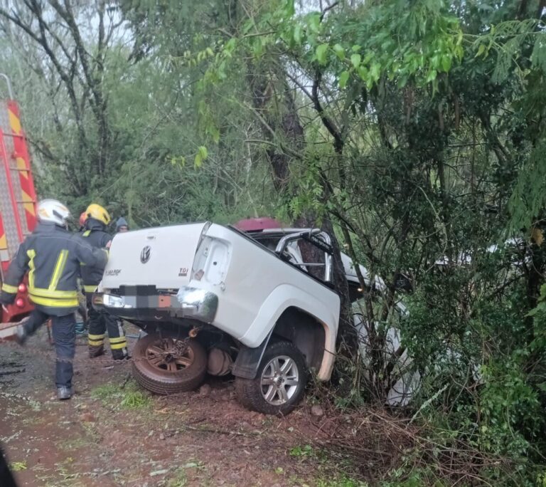 Una joven fallecida y tres heridos en un despiste sobre la Ruta 103 en San Martín imagen-45