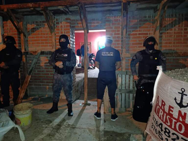 Allanaron la morada de “Negro Satanás” buscado por robos en Posadas imagen-27