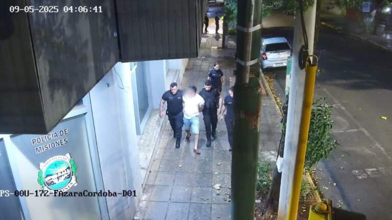 Captado por cámaras: borracho y violento intentó agredir a transeúntes con un palo imagen-19