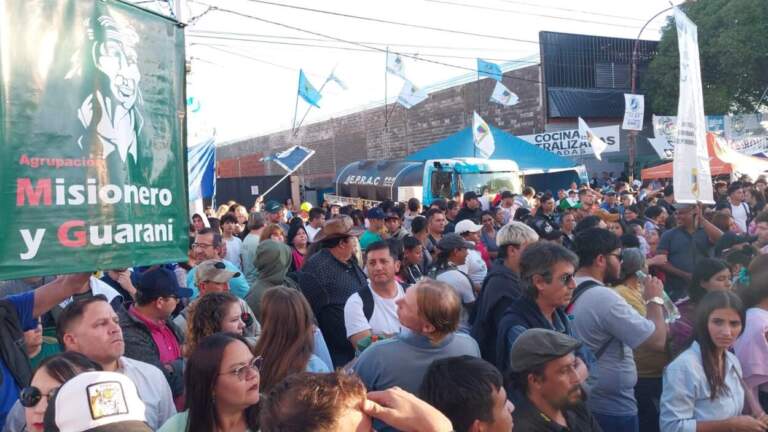 Con la consigna "El peronismo vive en la Renovación" militantes y dirigentes del justicialismo se manifestaron frente a la sede del PJ intervenido imagen-23