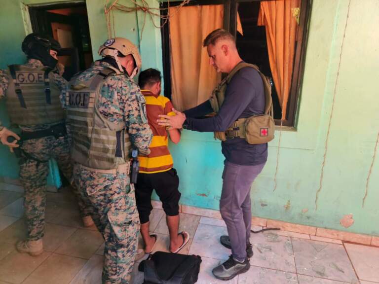 Violó la restricción y se atrincheró con una garrafa abierta, el negociador del GOE evitó una tragedia imagen-25